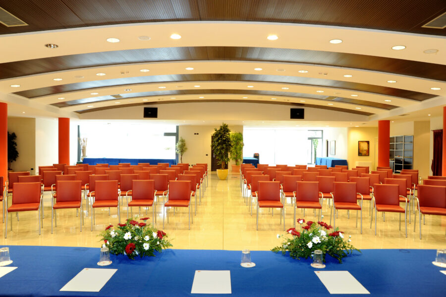 Sala Michelangelo, sala per congressi al Parc Hotel di Peschiera del Garda, allestita per un congresso con sedie disposte a platea